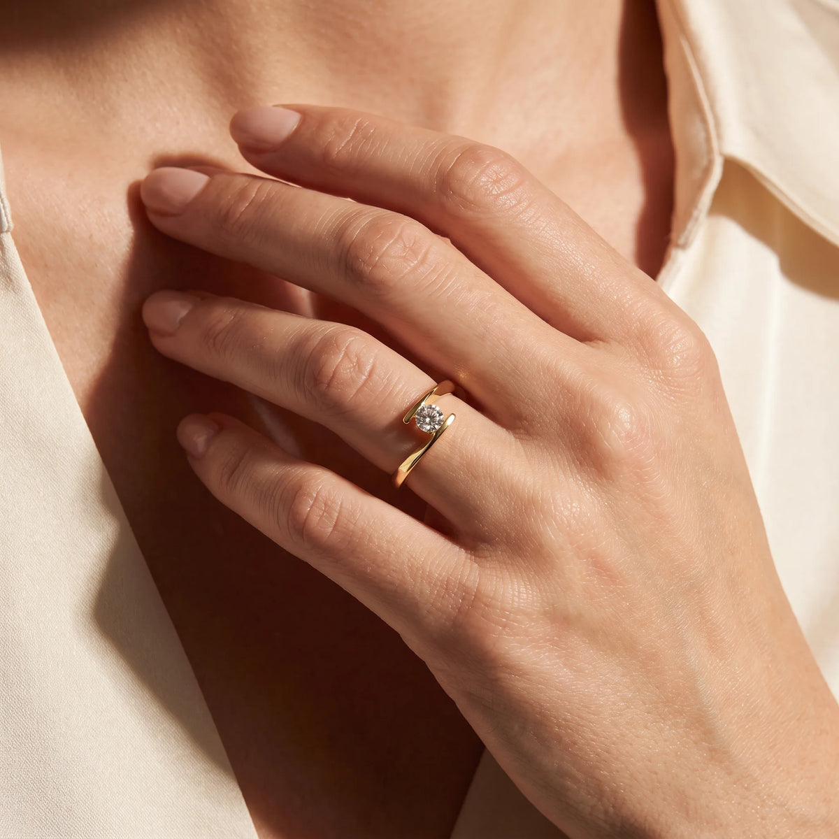 Damenring in 333er Gold mit Zirkonia, an der Hand getragen (KI-generiert)