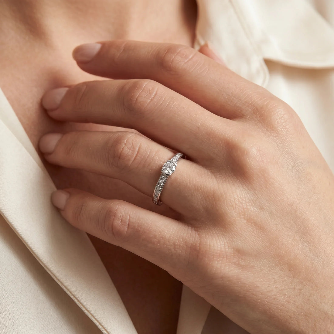 Ring in 585er Weißgold mit Diamant, an der Hand getragen (KI-generiert)