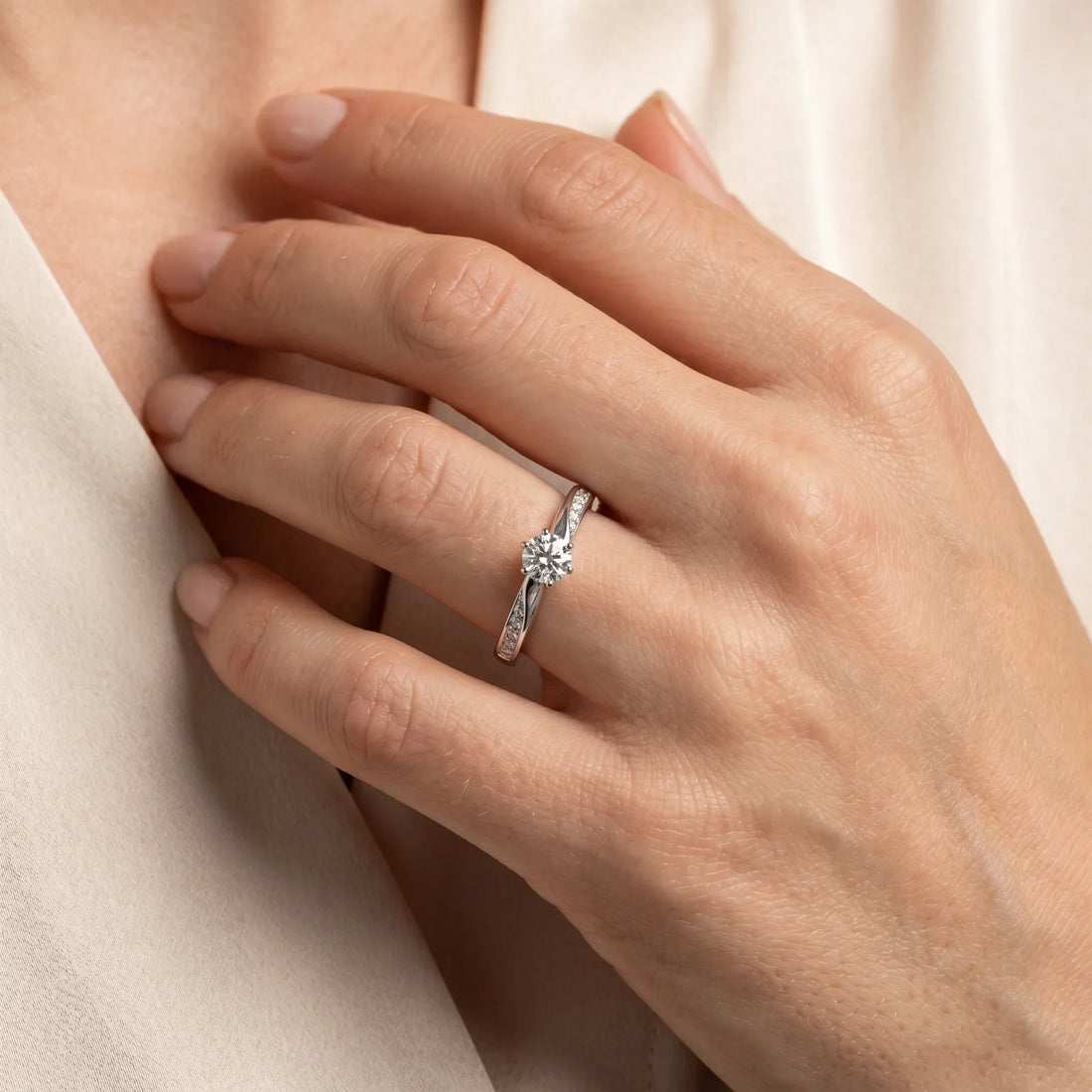Ring in 585er Gold mit Diamant, an der Hand getragen (KI-generiert)