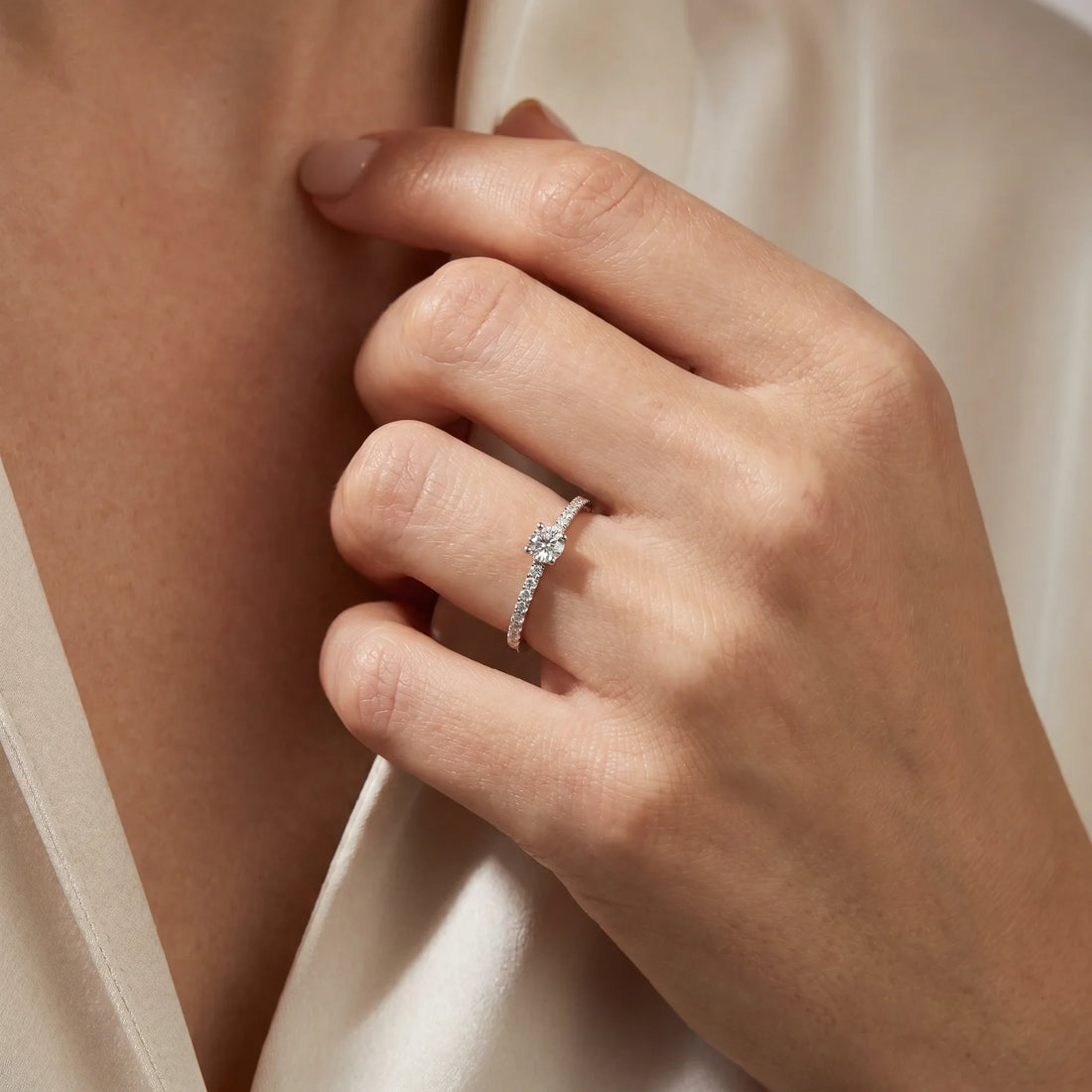 Ring in Gold &amp; Platin mit Diamant, an der Hand getragen (KI-generiert)
