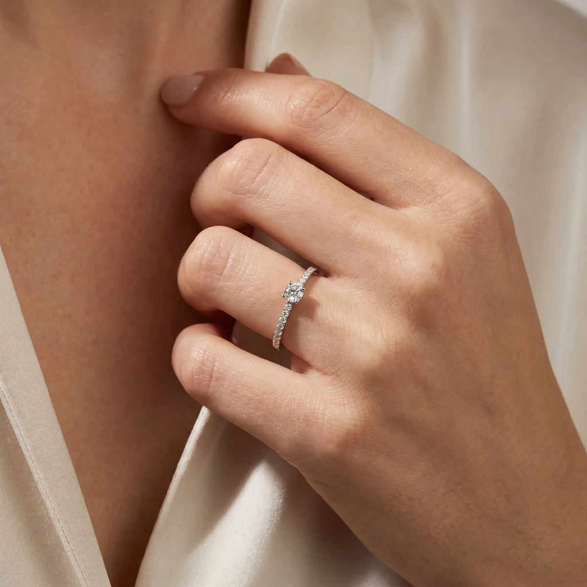 Ring in Gold &amp; Platin mit Diamant, an der Hand getragen (KI-generiert)