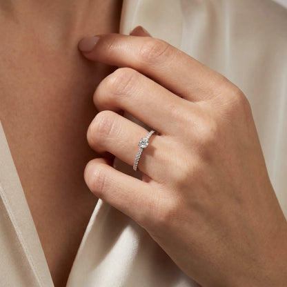 Ring in Gold &amp; Platin mit Diamant, an der Hand getragen