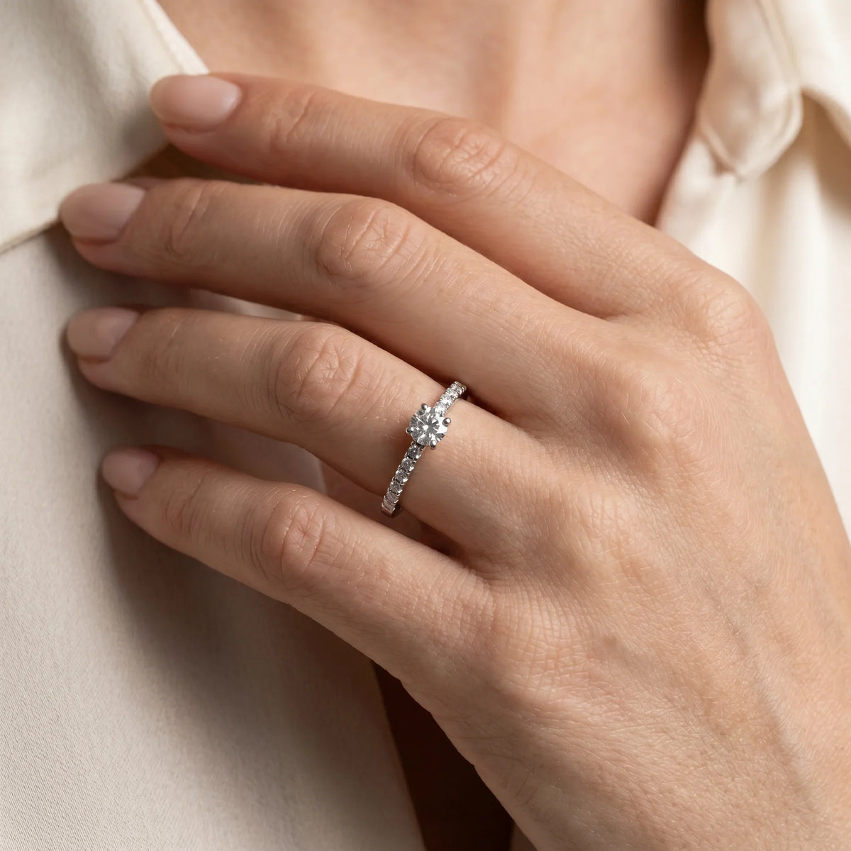 Ring in 585er Gold mit Diamant, an der Hand getragen (KI-generiert)