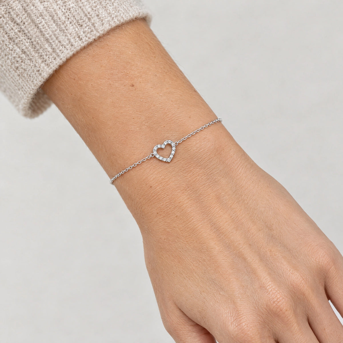 Armband in 333er Gold mit Zirkonia, am Handgelenk getragen (KI-generiert)