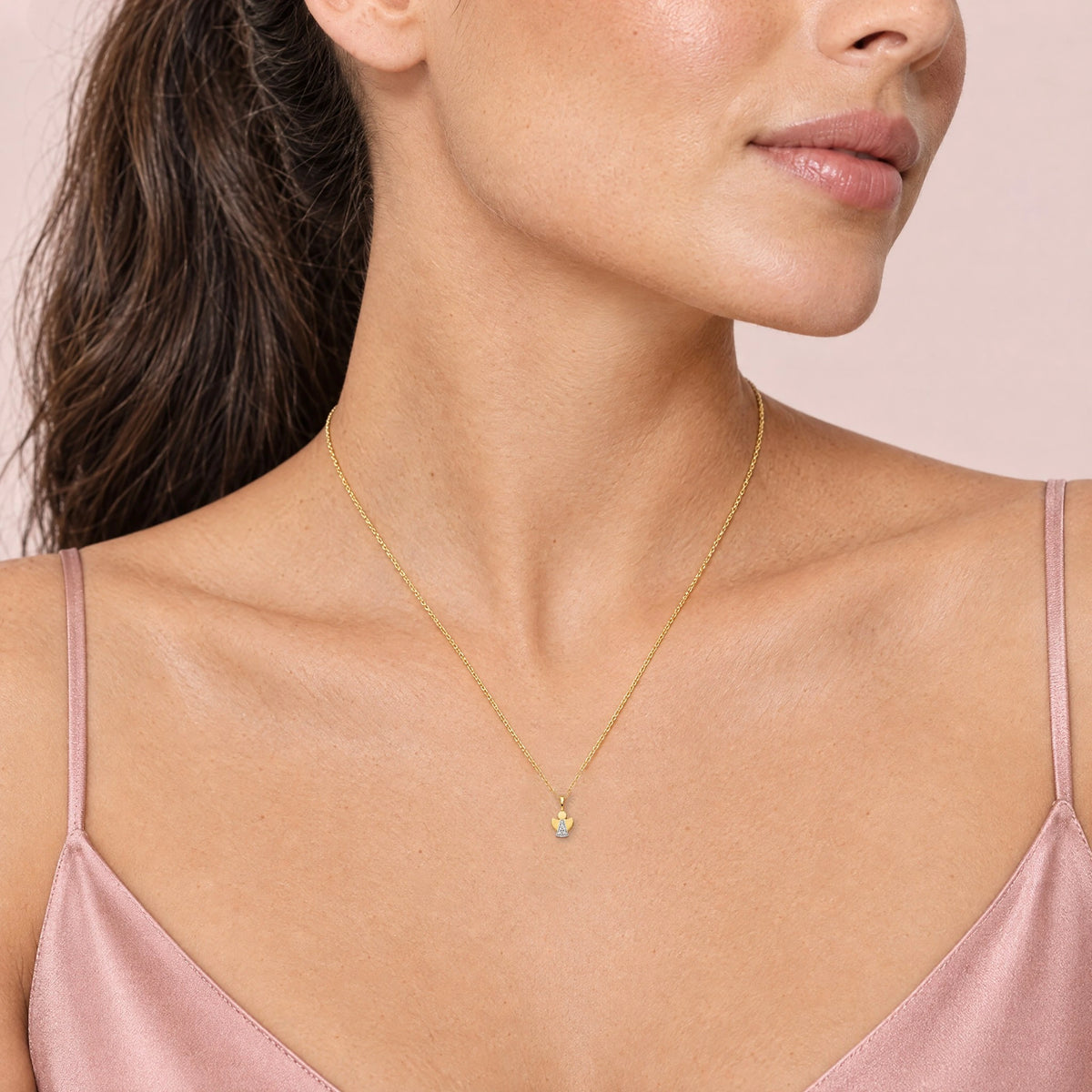 Engelanhänger mit Zirkonia in 333 Gelbgold, getragen an feiner Kette (KI-generiert)
