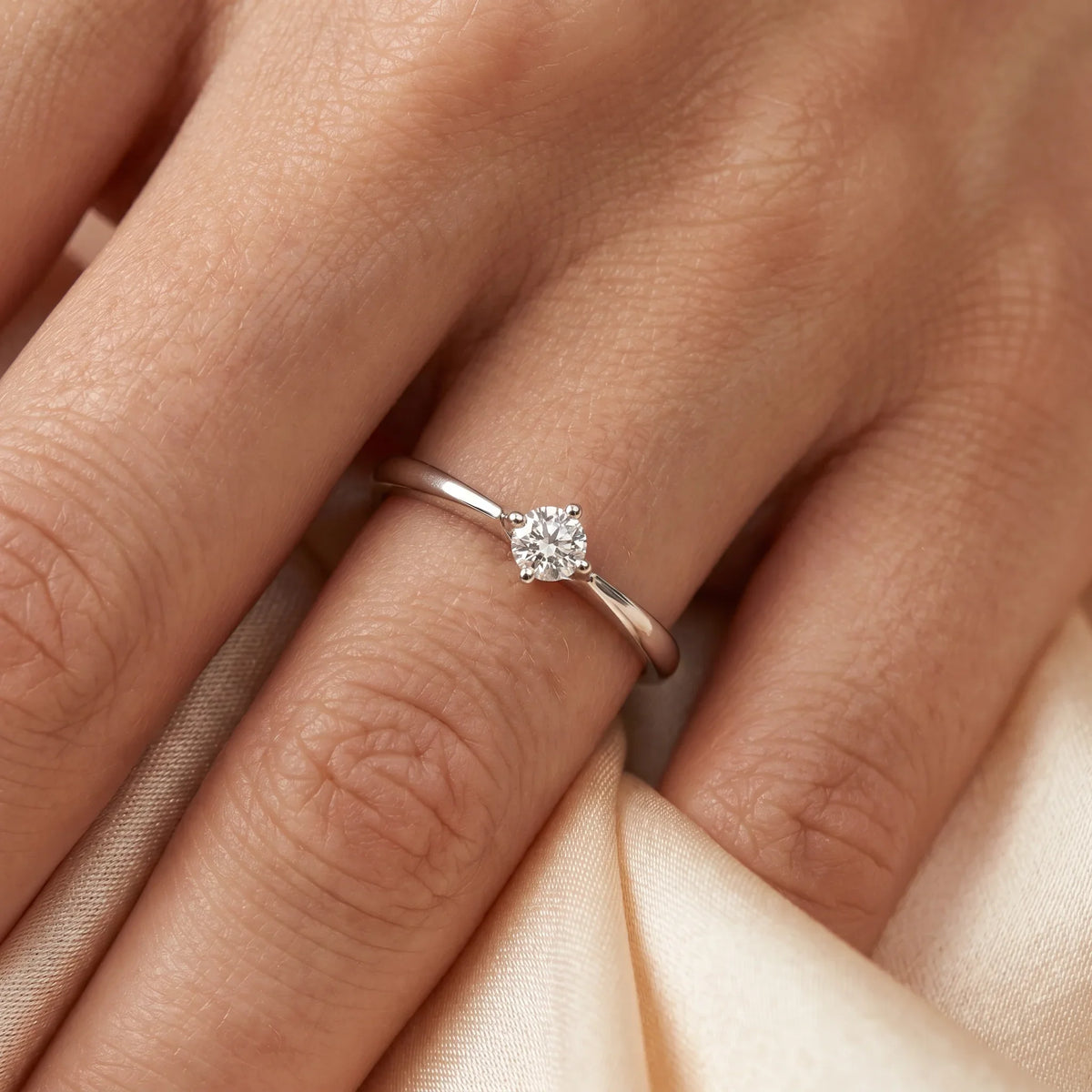 Solitärring in 585er Gold mit Diamant, an der Hand getragen (KI-generiert)