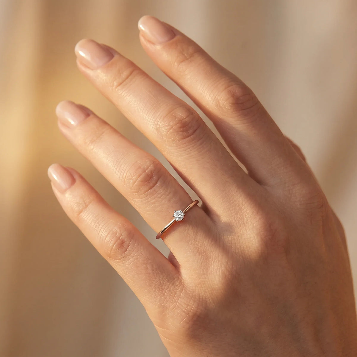 Solitärring in 585er Gold mit Diamant, an der Hand getragen (KI-generiert)