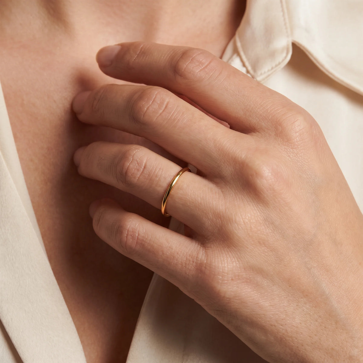 Vorsteckring in 585er Gold, an der Hand getragen (KI-generiert)