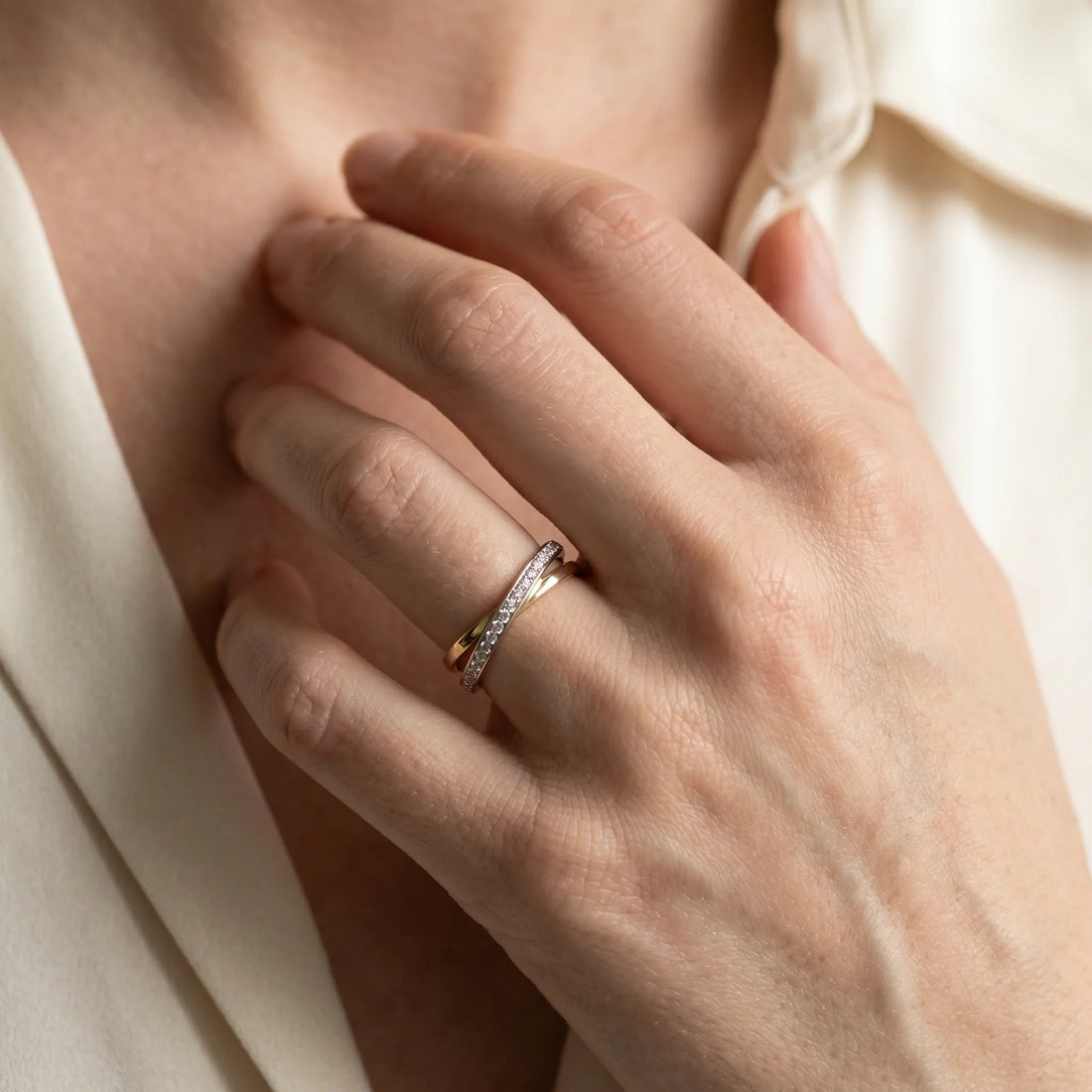 Ring in 585er Gold mit Diamant, an der Hand getragen (KI-generiert)