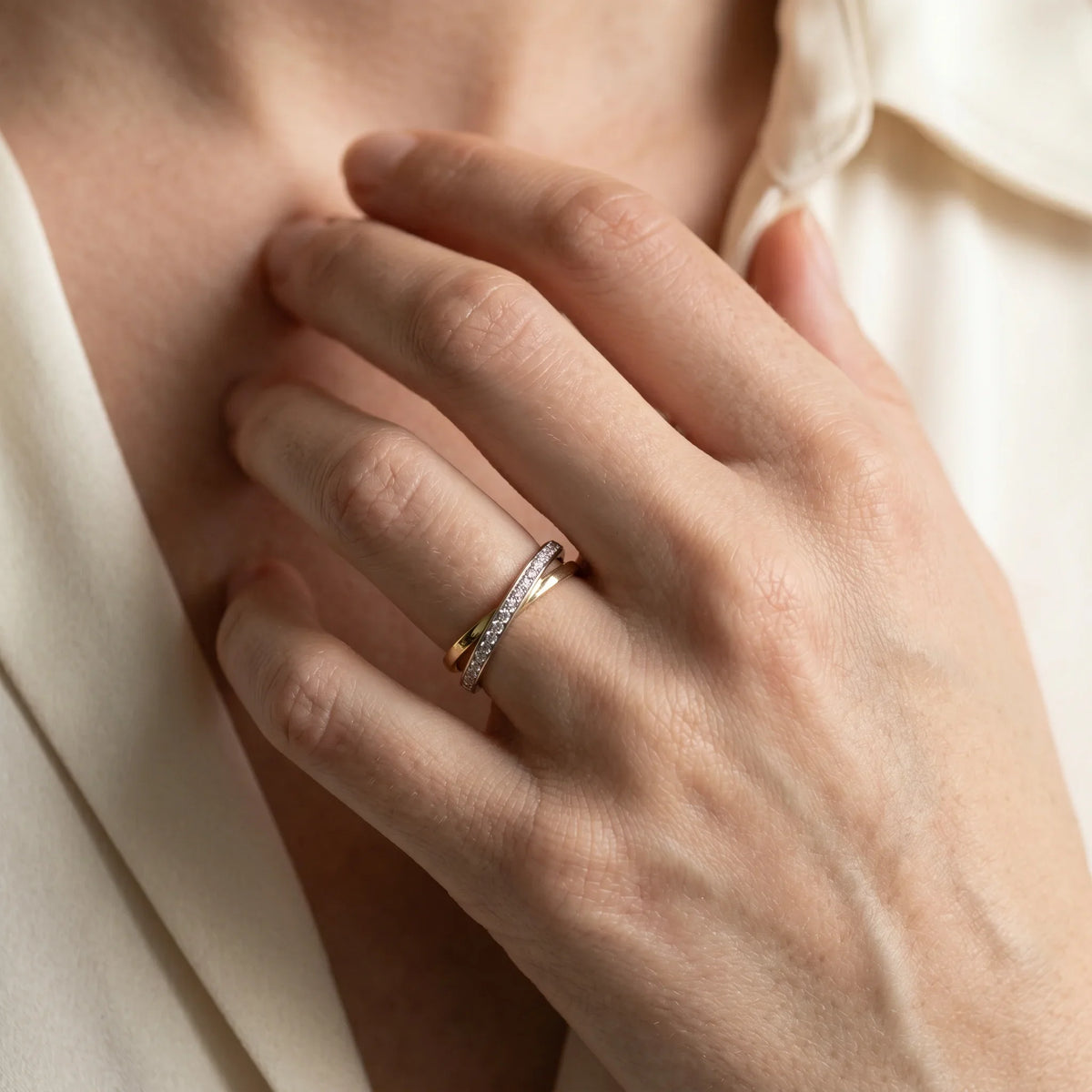 Ring in 585er Gold mit Diamant, an der Hand getragen (KI-generiert)