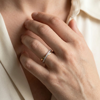 Ring in 585er Gold mit Diamant, an der Hand getragen