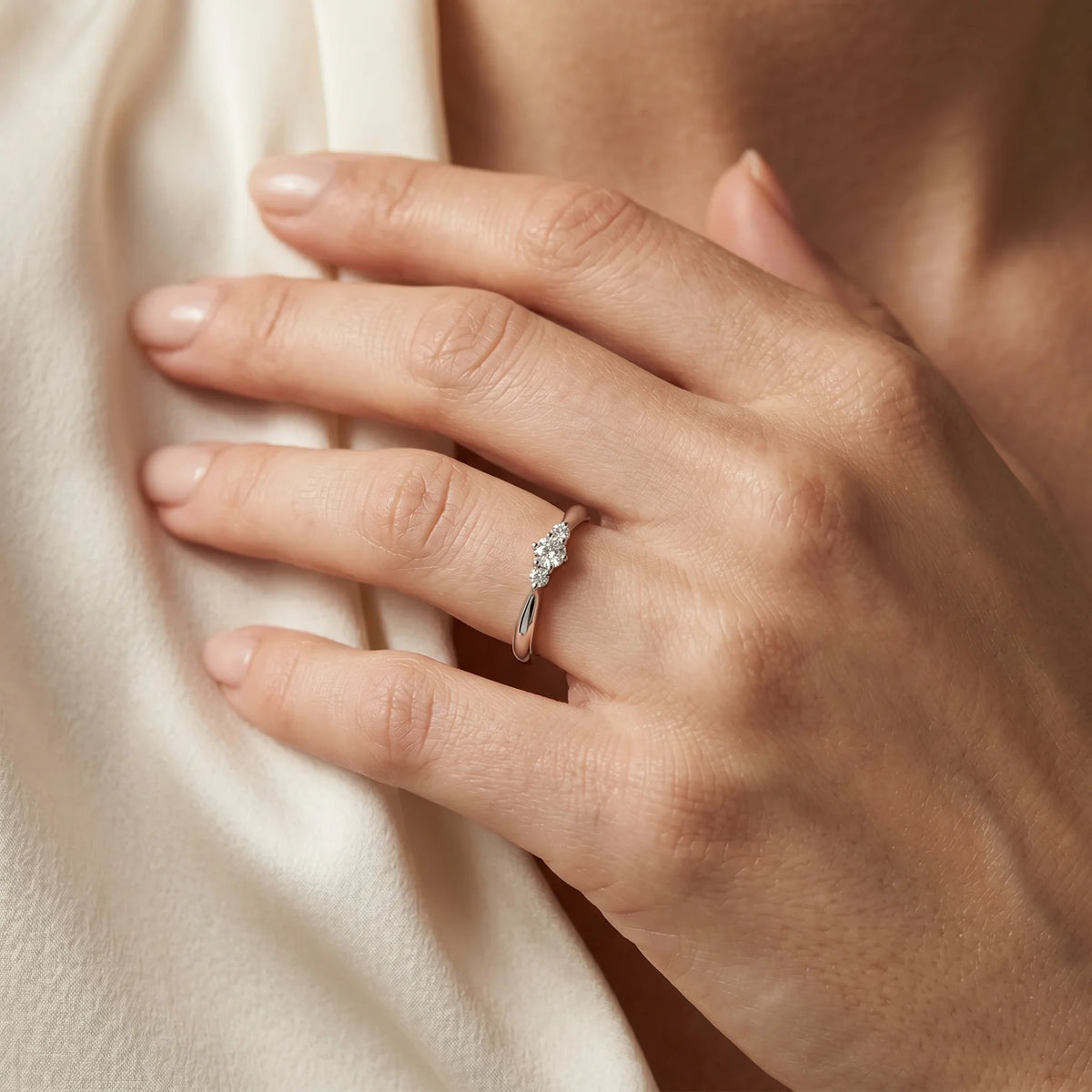 Ring in 585er Gold mit Diamant, an der Hand getragen (KI-generiert)