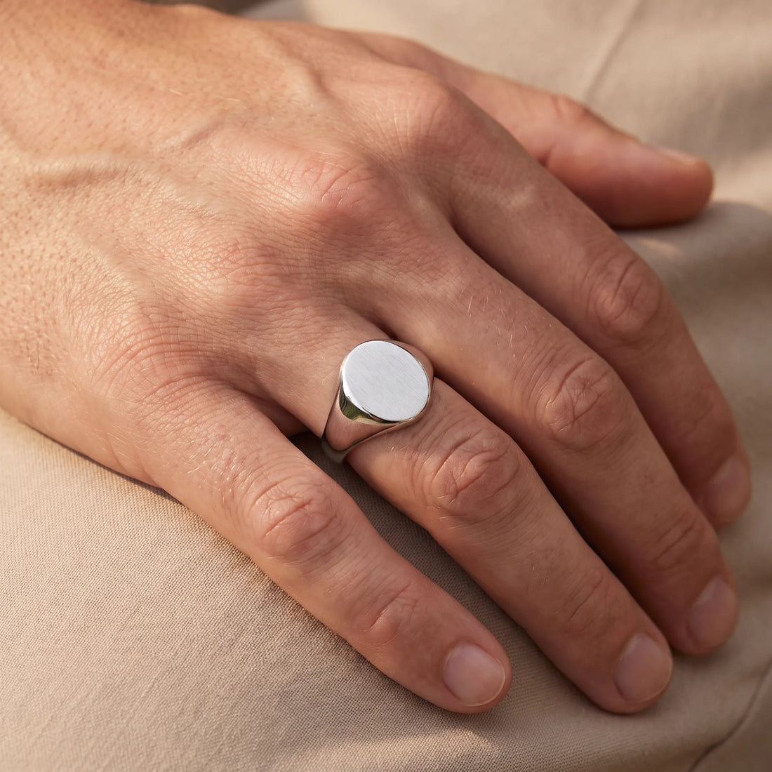 Herrenring in 925er Silber rhodiniert, an der Hand getragen (KI-generiert)