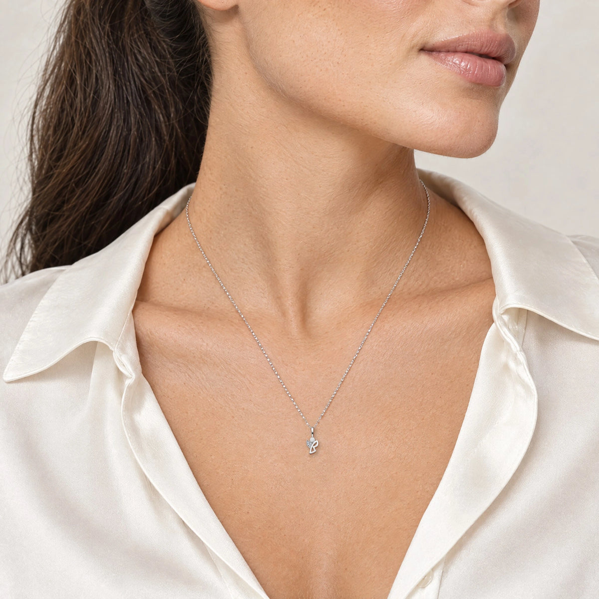 Engelanhänger mit Zirkonia in 925 Silber rhodiniert, getragen an feiner Kette (KI-generiert)