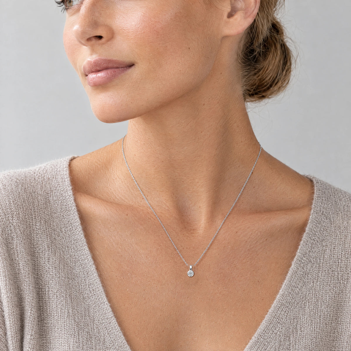 Collier in 925er Silber rhodiniert mit Zirkonia, am Hals getragen (KI-generiert)