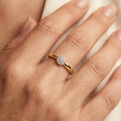 Ring in 585er Gold mit Diamant, an der Hand getragen
