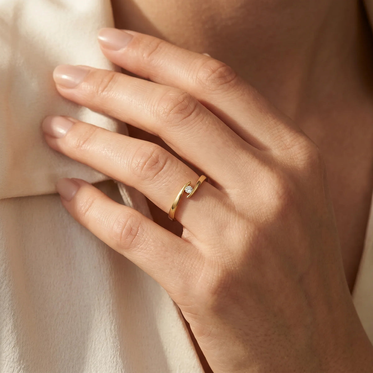 Ring in 585er Gold mit Diamant, an der Hand getragen (KI-generiert)