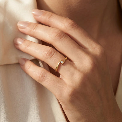 Ring in 585er Gold mit Diamant, an der Hand getragen