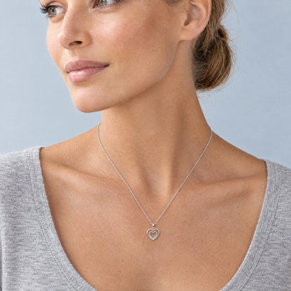 Herzanhänger mit Zirkonia in 925 Silber rhodiniert, getragen an feiner Kette
