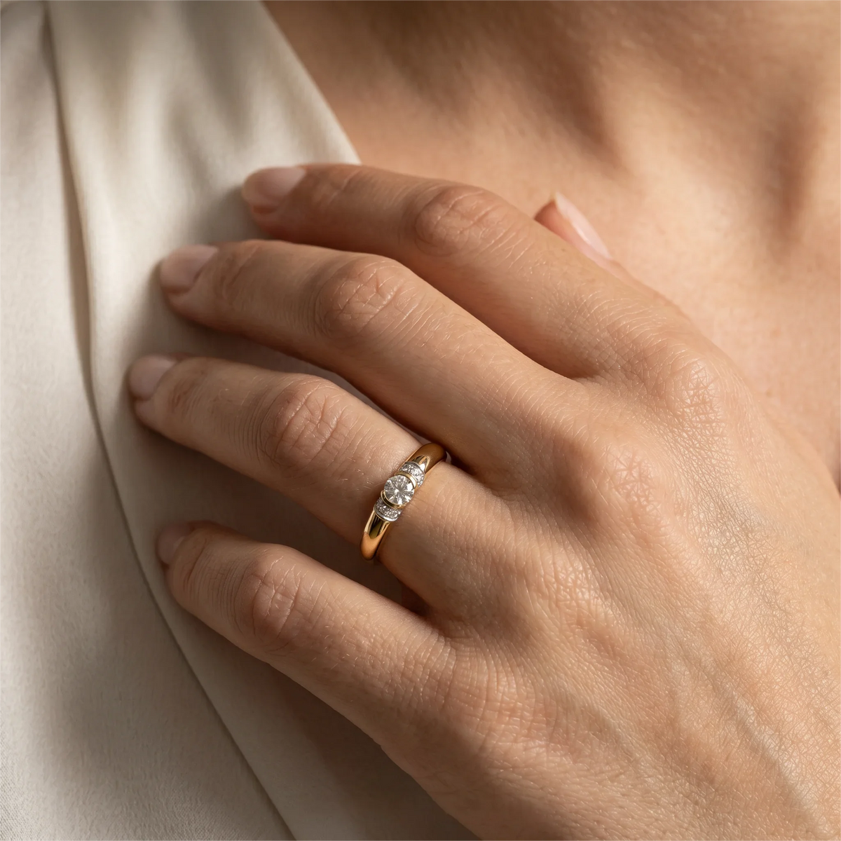 Ring in 585er Gelbgold mit Diamant, an der Hand getragen (KI-generiert)