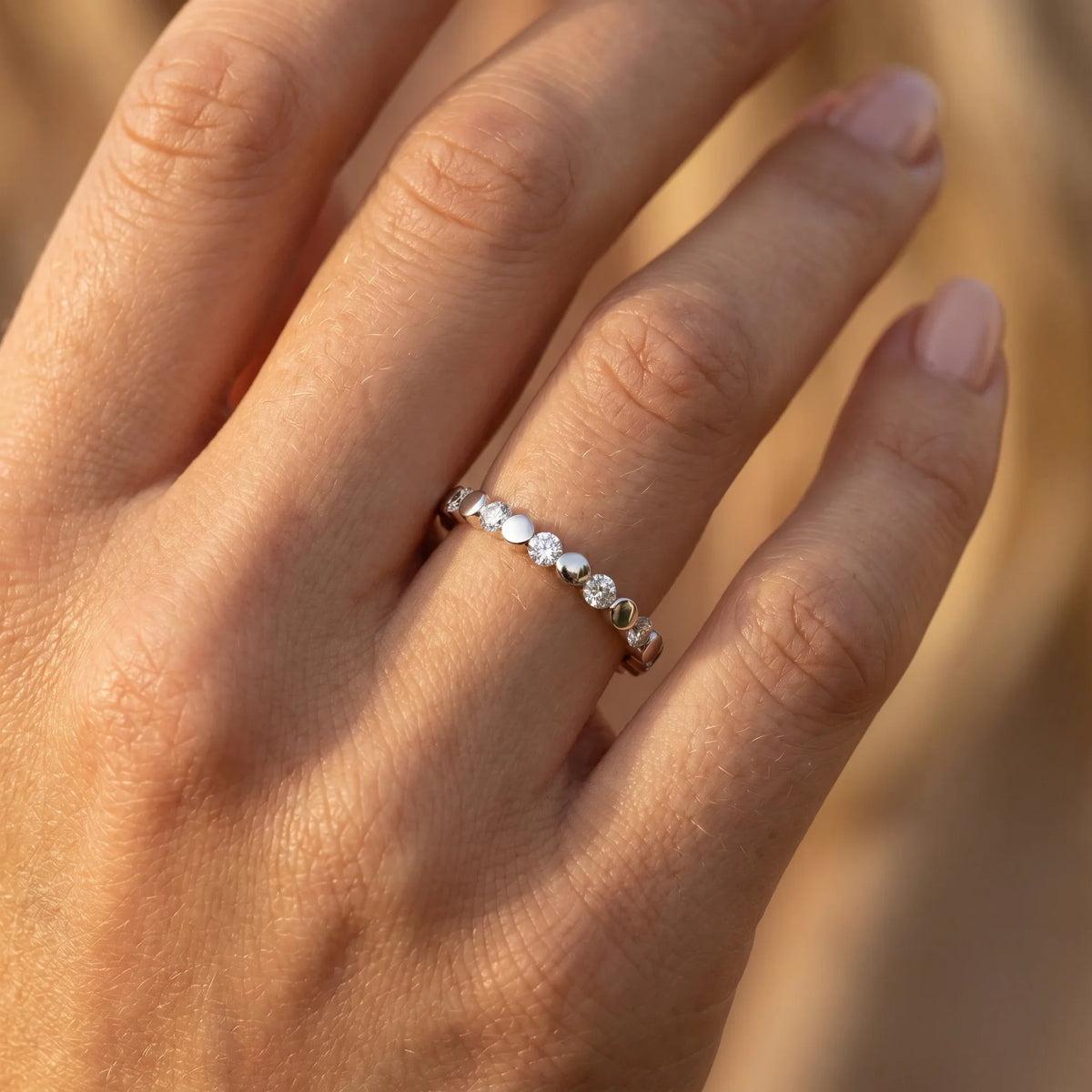 Ring in 585er Gold mit Diamant, an der Hand getragen (KI-generiert)
