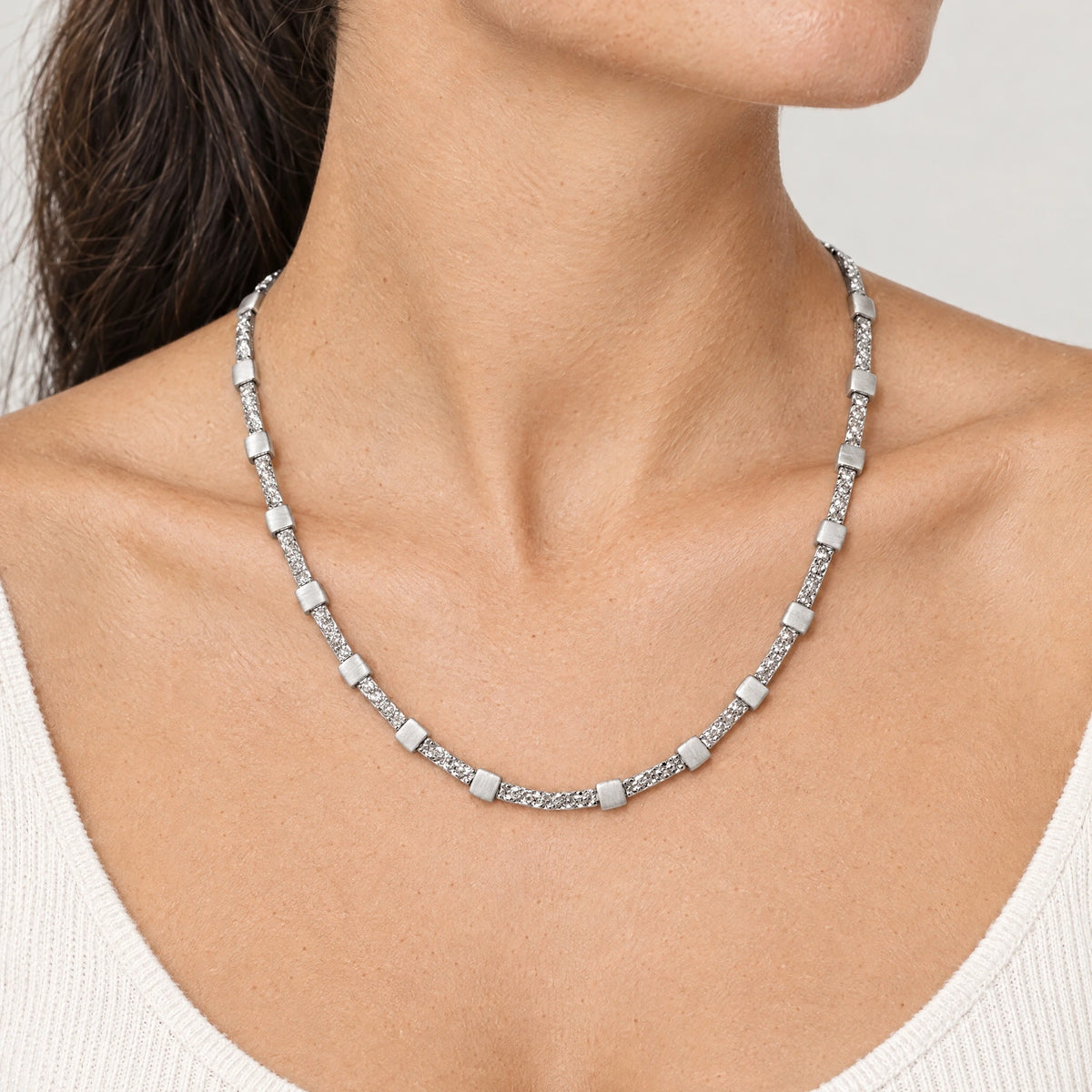 Armband &amp; Kette in 925er Silber rhodiniert – Kette am Hals getragen (KI-generiert)