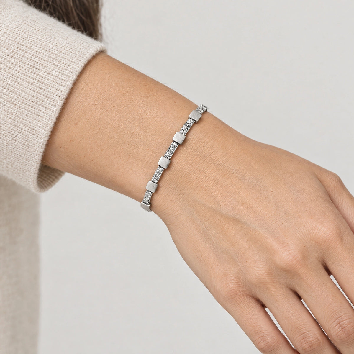 Armband &amp; Kette in 925er Silber rhodiniert – Armband am Handgelenk getragen (KI-generiert)