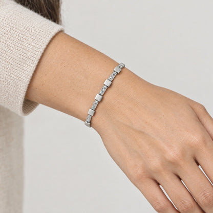 Armband &amp; Kette in 925er Silber rhodiniert – Armband am Handgelenk getragen