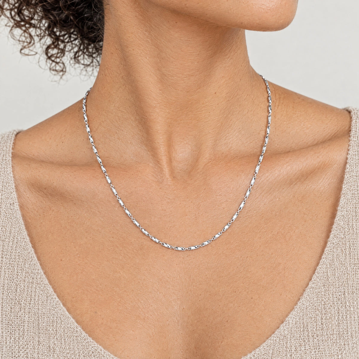 Armband &amp; Kette in 925er Silber rhodiniert – Kette am Hals getragen (KI-generiert)