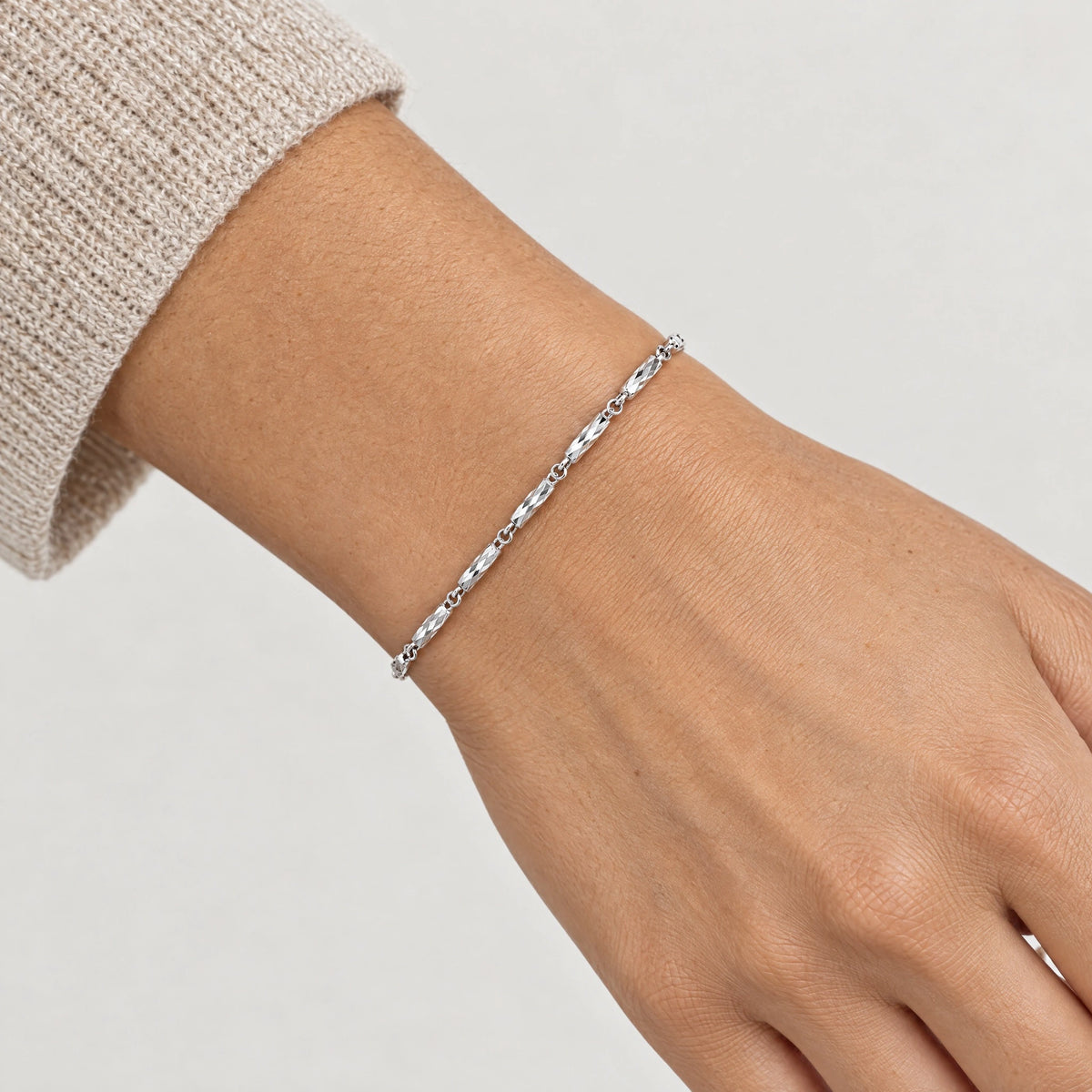 Armband &amp; Kette in 925er Silber rhodiniert – Armband am Handgelenk getragen (KI-generiert)