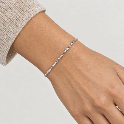 Armband &amp; Kette in 925er Silber rhodiniert – Armband am Handgelenk getragen