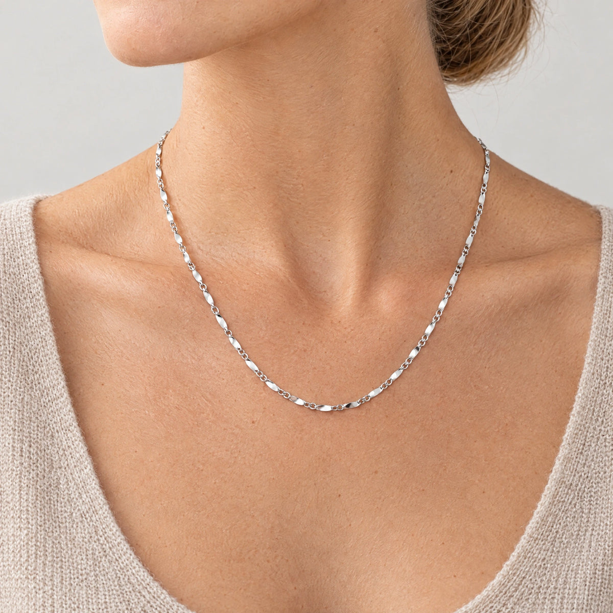 Armband &amp; Kette in 925er Silber rhodiniert – Kette am Hals getragen (KI-generiert)
