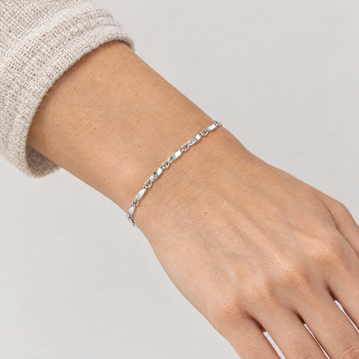 Armband &amp; Kette in 925er Silber rhodiniert – Armband am Handgelenk getragen (KI-generiert)
