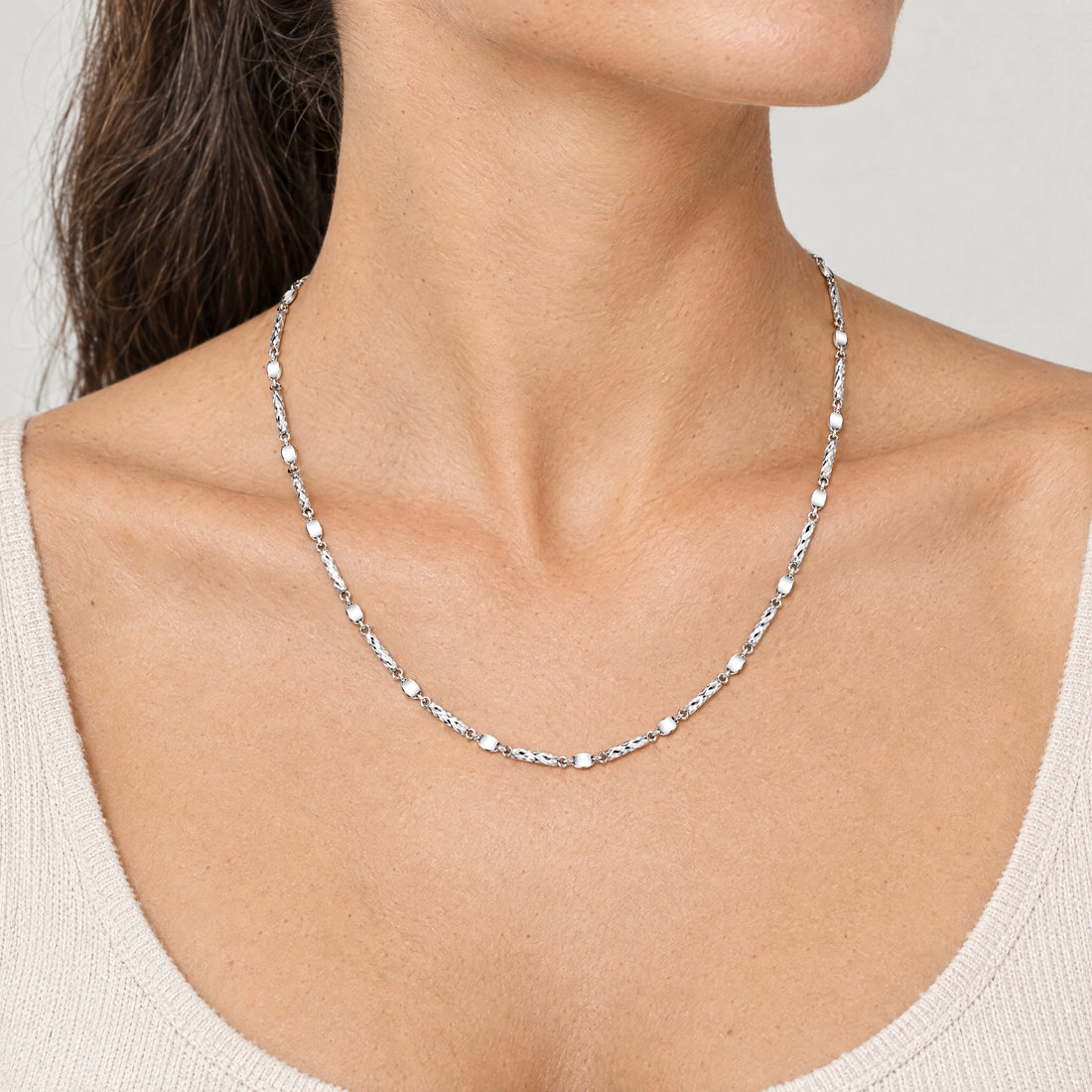 Armband &amp; Kette in 925er Silber rhodiniert – Kette am Hals getragen (KI-generiert)