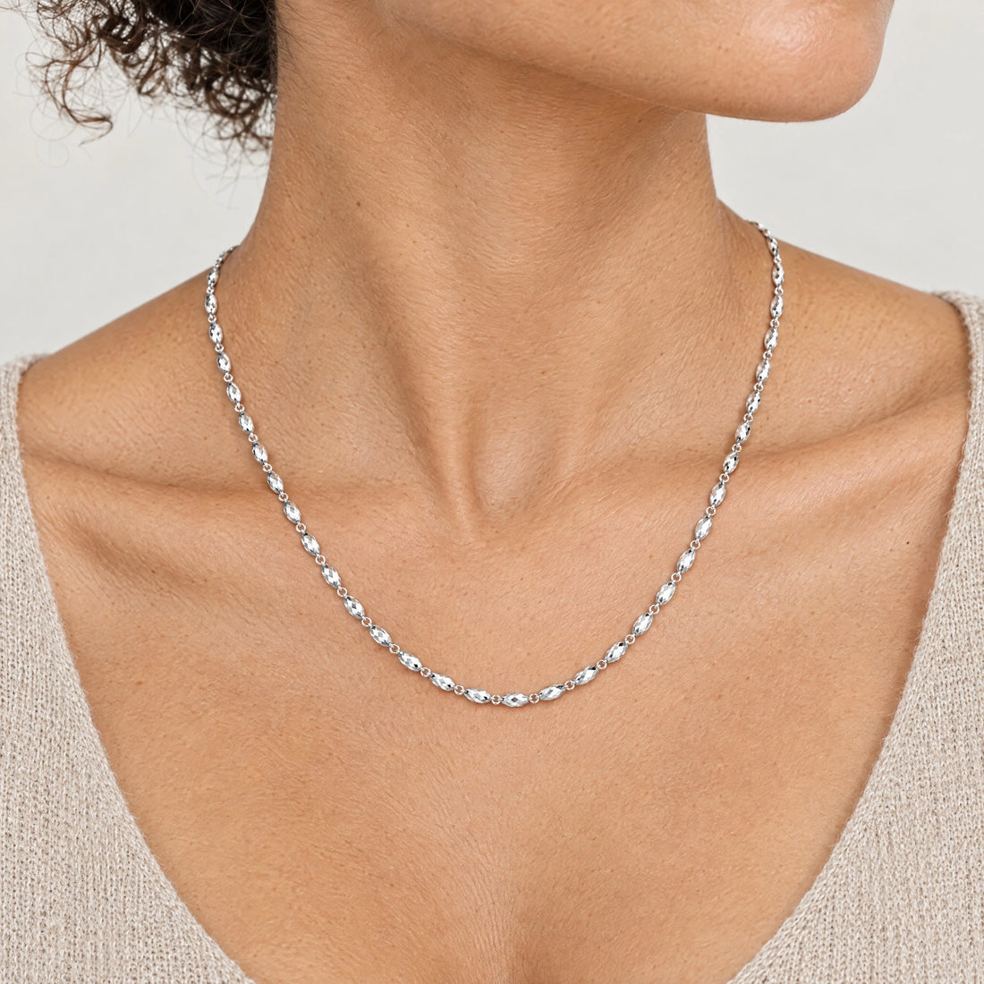 Armband &amp; Kette in 925er Silber rhodiniert – Kette am Hals getragen (KI-generiert)