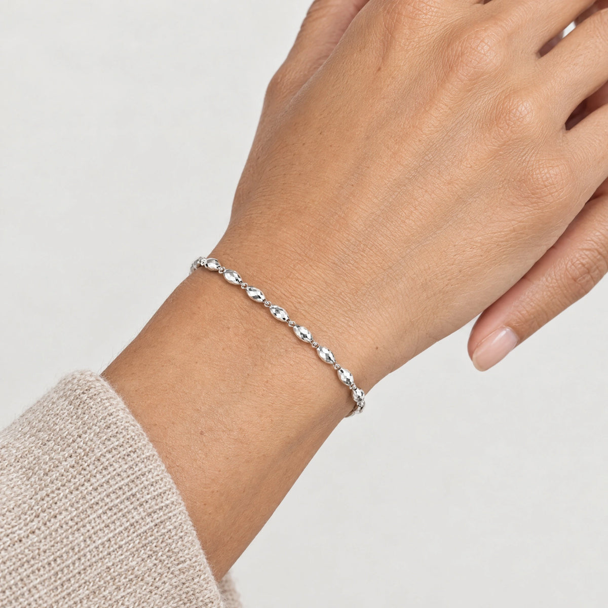 Armband &amp; Kette in 925er Silber rhodiniert – Armband am Handgelenk getragen (KI-generiert)