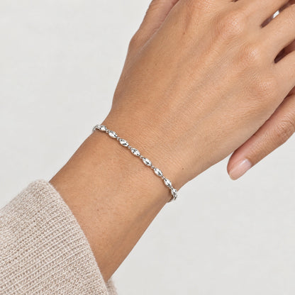 Armband &amp; Kette in 925er Silber rhodiniert – Armband am Handgelenk getragen