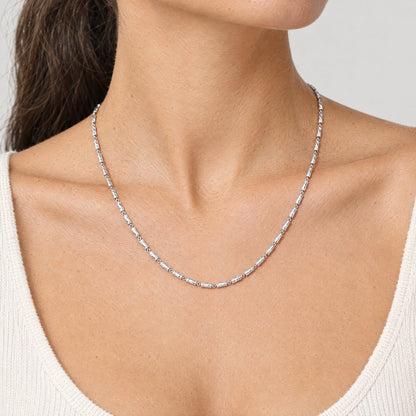 Armband &amp; Kette in 925er Silber rhodiniert – Kette am Hals getragen