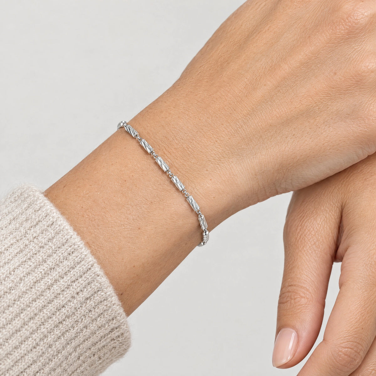 Armband &amp; Kette in 925er Silber rhodiniert – Armband am Handgelenk getragen (KI-generiert)