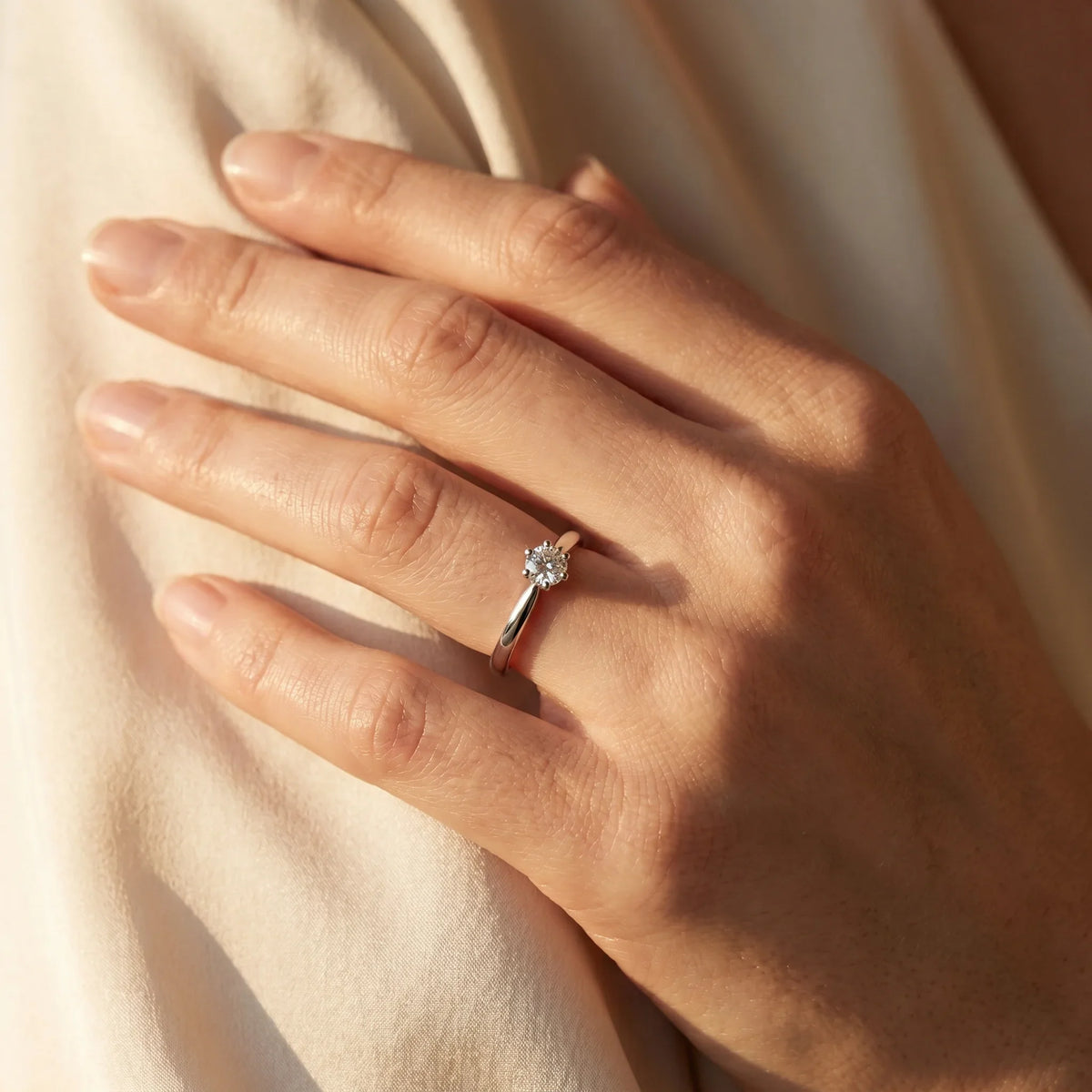 Solitärring in 950er Platin mit Diamant, an der Hand getragen (KI-generiert)