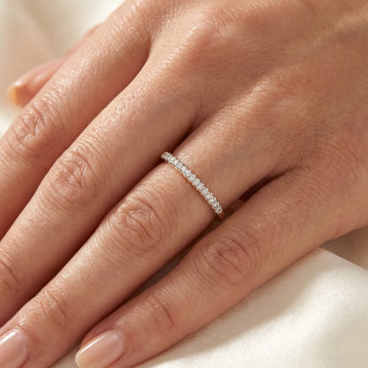 Ring in 585er Gold mit Diamant, an der Hand getragen