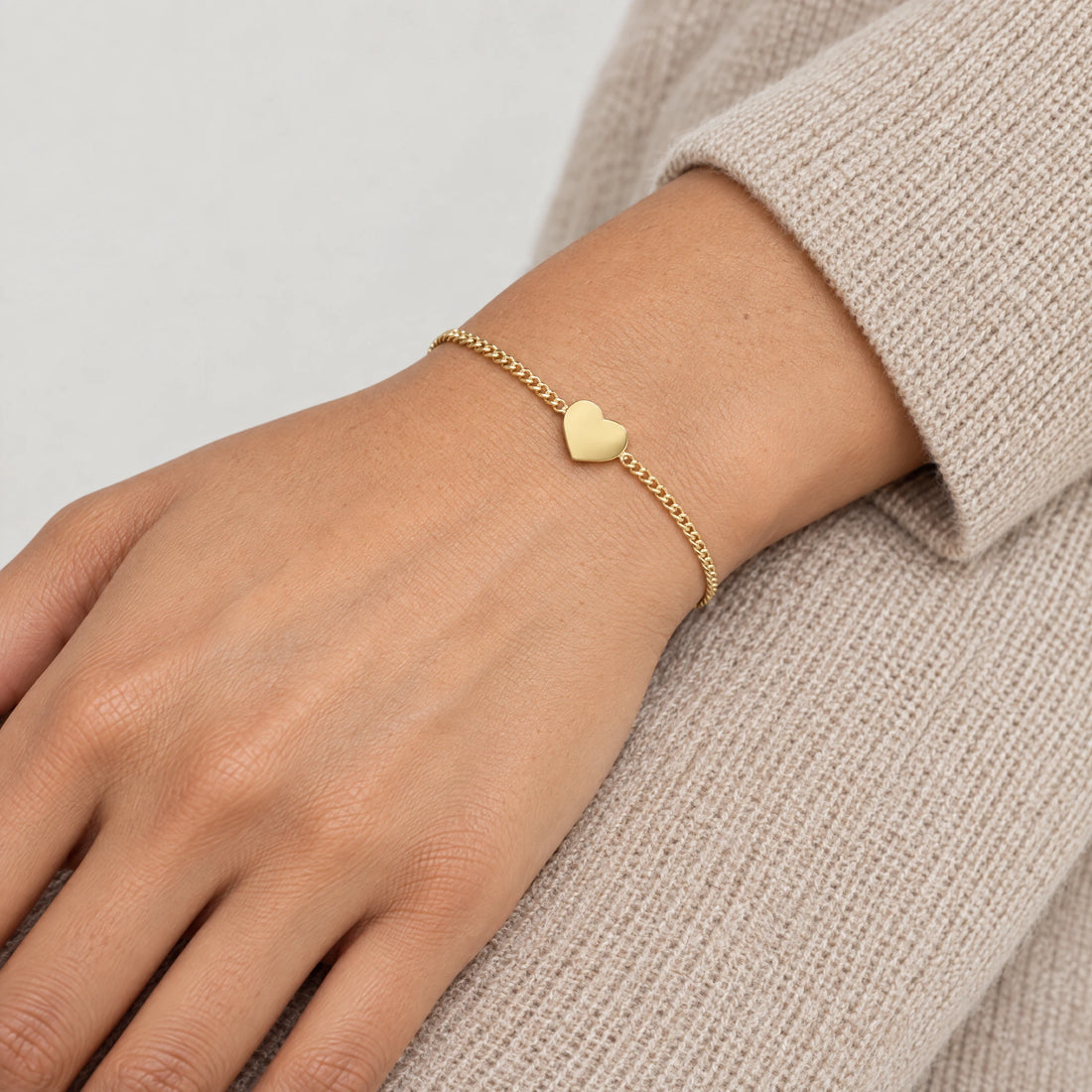 Armband in 925er Silber, am Handgelenk getragen (KI-generiert)