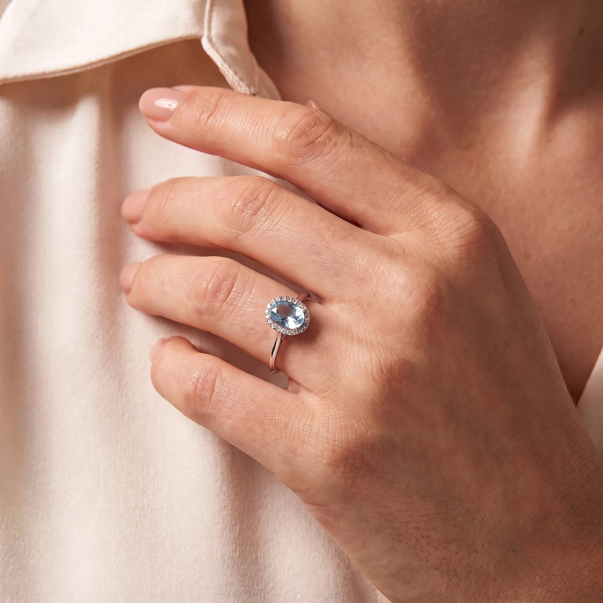 Ring in 585er Weißgold mit Diamant &amp; Blautopas, an der Hand getragen (KI-generiert)