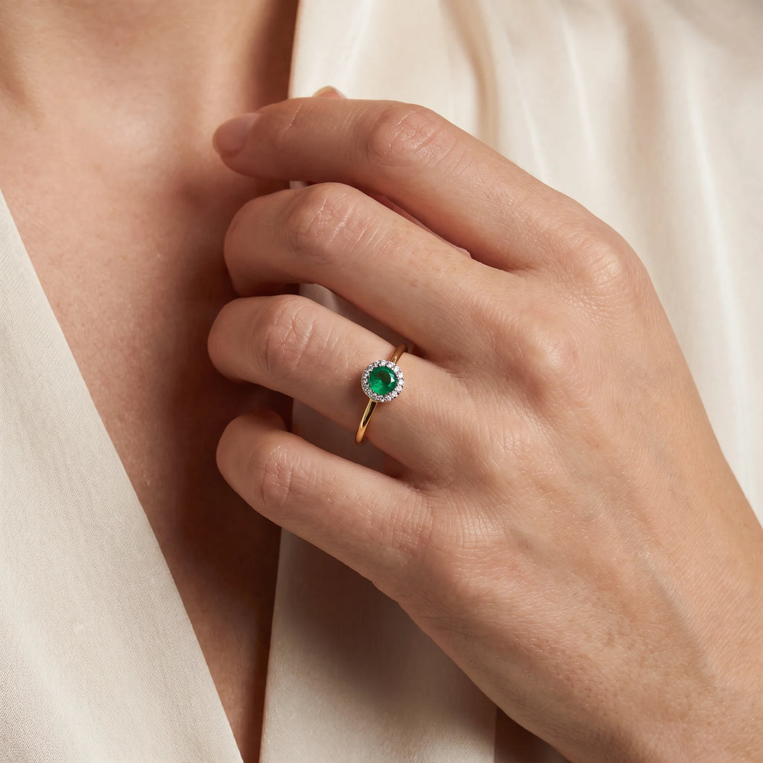 Ring in 585er Gold mit Farbsteinen &amp; Diamant, an der Hand getragen (KI-generiert)