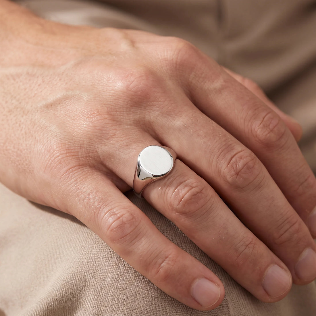 Herrenring in 925er Silber rhodiniert, an der Hand getragen (KI-generiert)