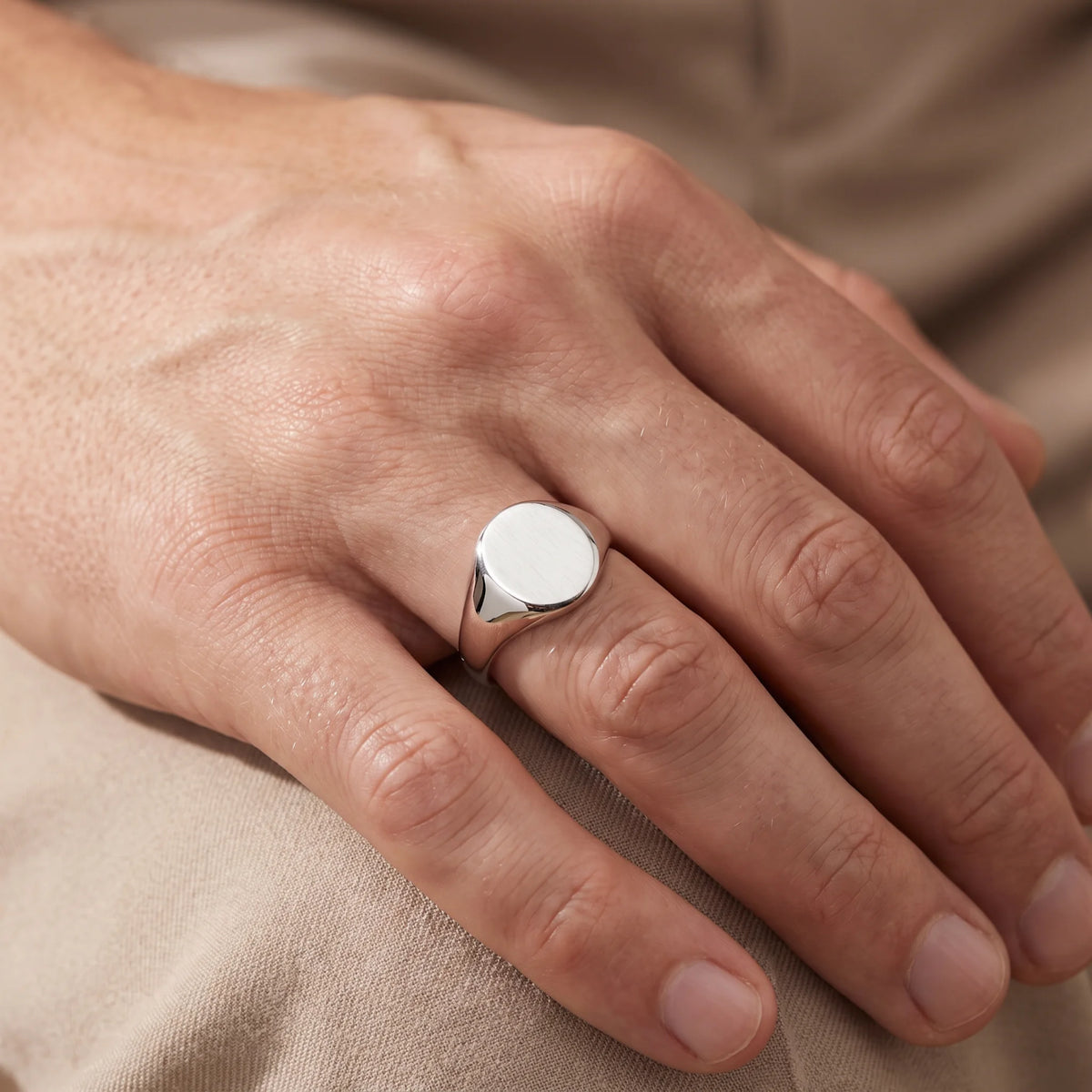 Herrenring in 925er Silber rhodiniert, an der Hand getragen (KI-generiert)