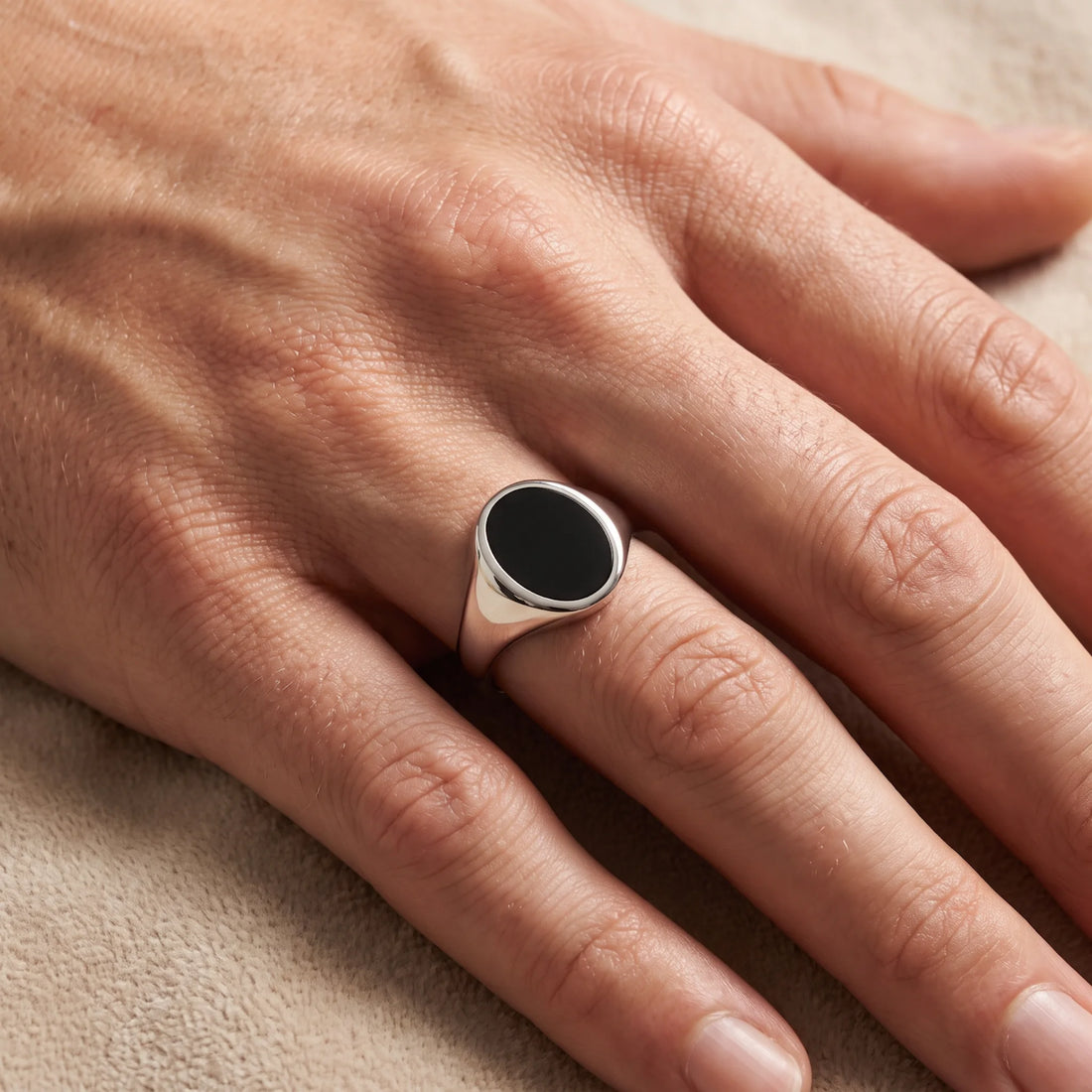 Herrenring in 925er Silber rhodiniert mit Onyx, an der Hand getragen (KI-generiert)