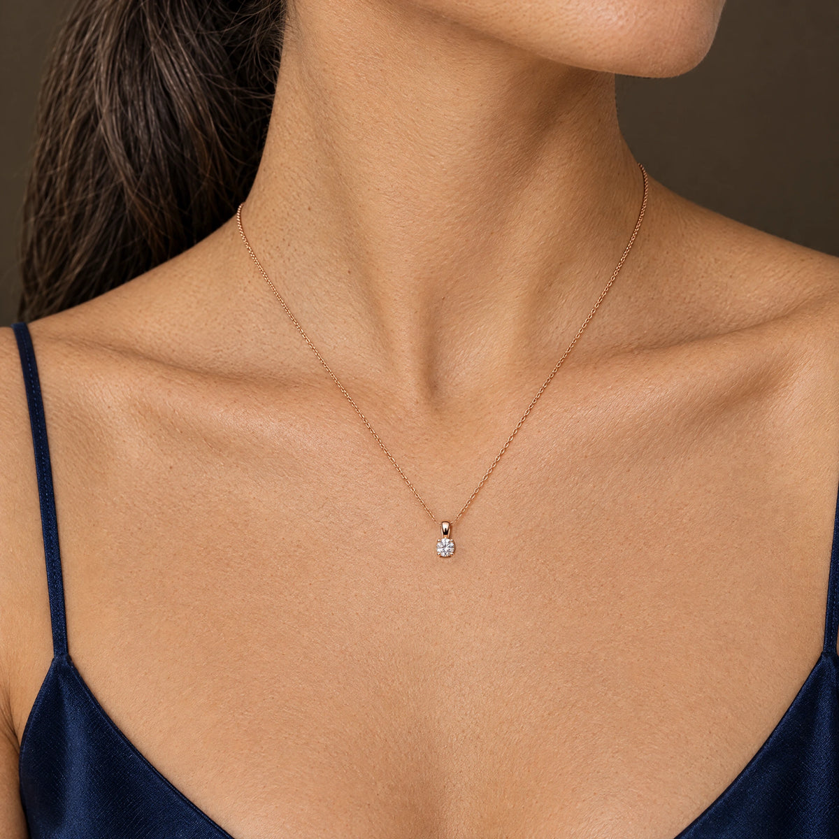 Collier in 925er Silber mit Zirkonia – 925 Silber rosé vergoldet, am Hals getragen (KI-generiert)