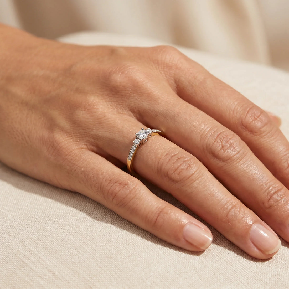 Ring in 585er Gold mit Diamant, an der Hand getragen (KI-generiert)