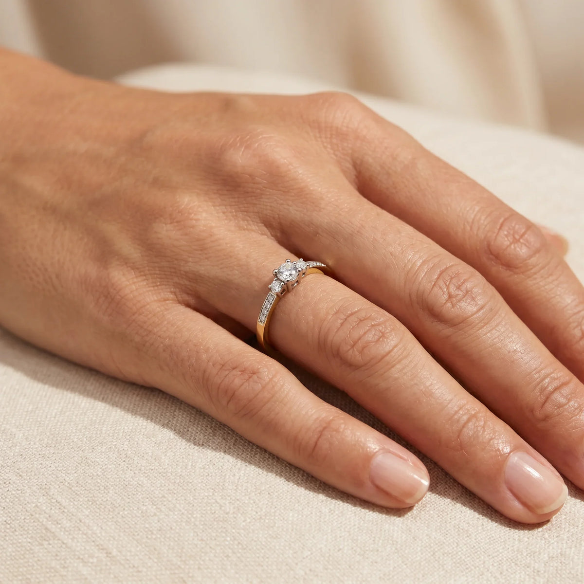 Ring in 585er Gold mit Diamant, an der Hand getragen (KI-generiert)